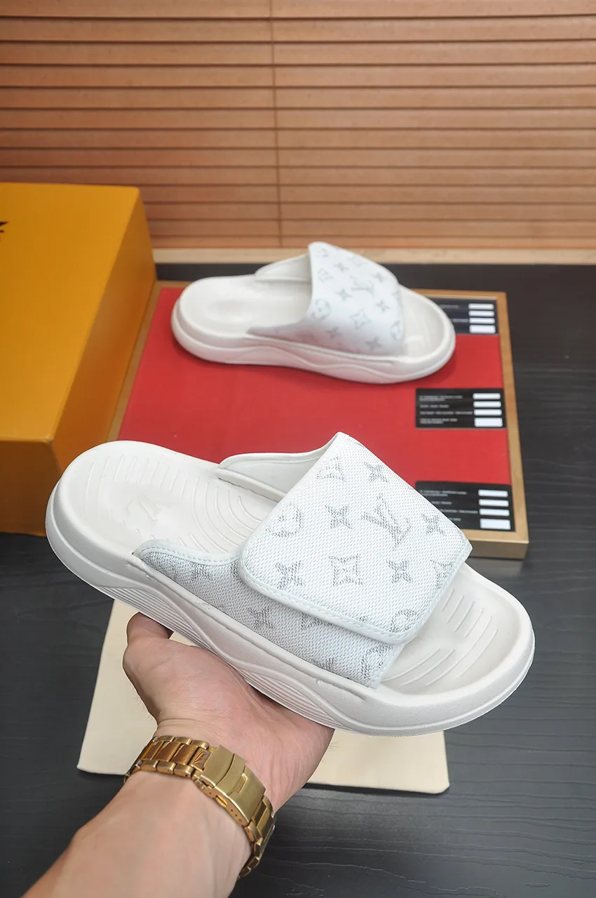 Men's men's shoes 💰340💶 [Louis Vuitton LV slippers] (high-end cowhide) counter 1:1 fashion style, a must-have for summer! The designer used LV’s iconic outsole. The original simple slippers instantly become fashionable! The upper is made of flexible special cowhide leather straps alternately, and the workmanship is exquisite! A must-have for stylish men in summer, size 38-45 (45 customized)